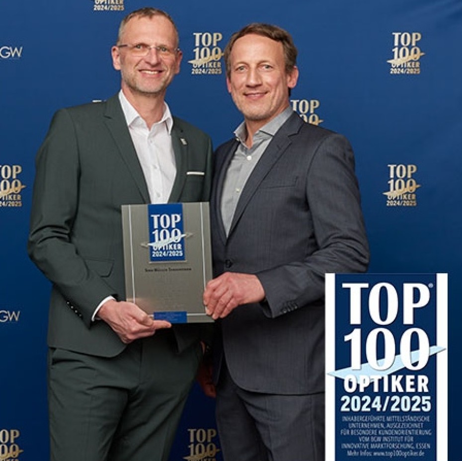 Sibo Müller wird vom Schauspieler Wotan Wilke Möhring als Gewinner mit dem TOP 100 Optiker 2024/2025 ausgezeichnet.