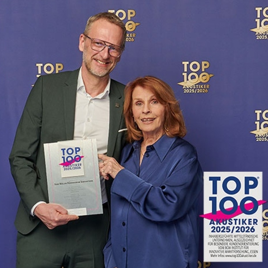 Sibo Müller wird von Senta Berger als Gewinner mit dem TOP 100 Akustiker 2024/2025 ausgezeichnet.