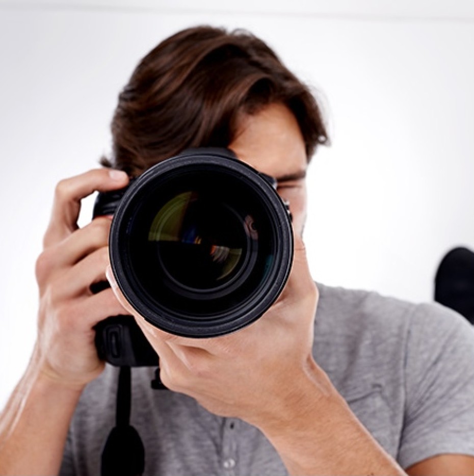 Mann mit Kamera am fotografieren. 