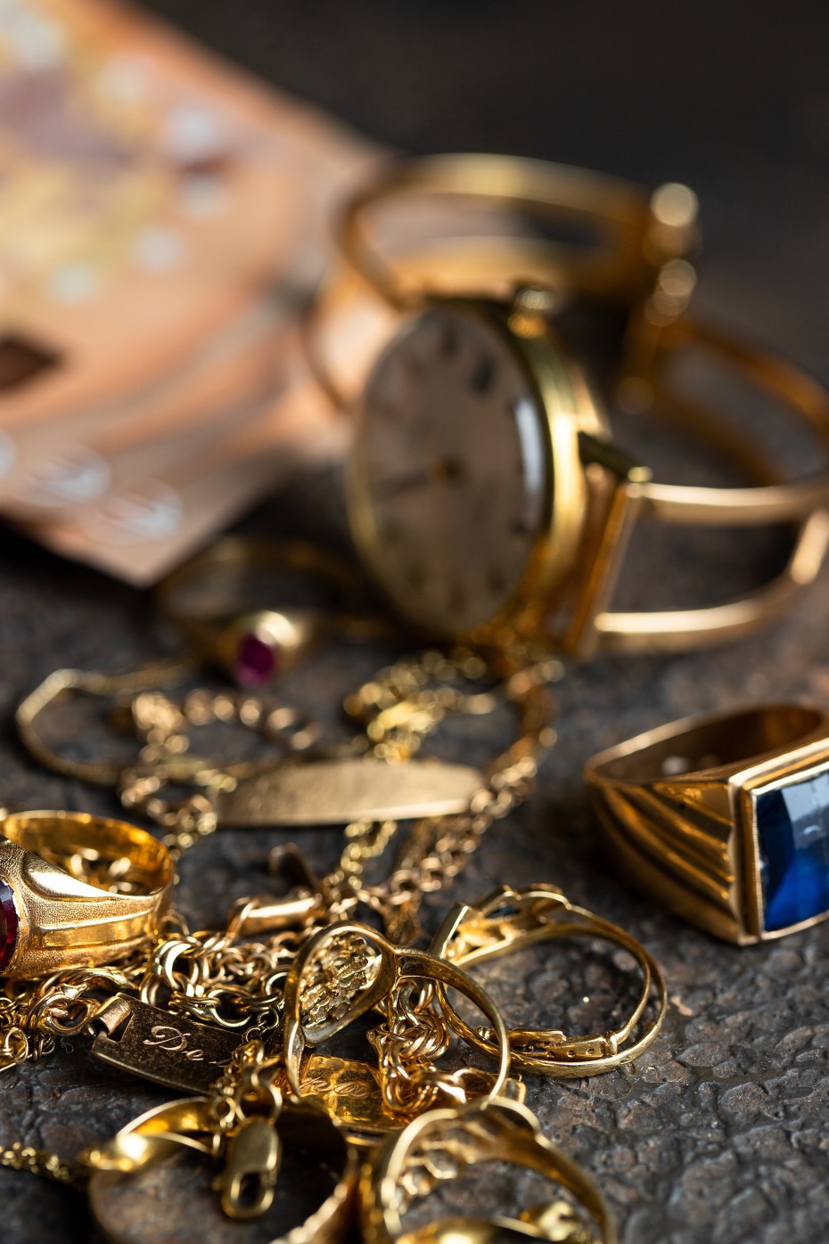 Sibo Müller: Goldschmuck liegt auf Geldschein