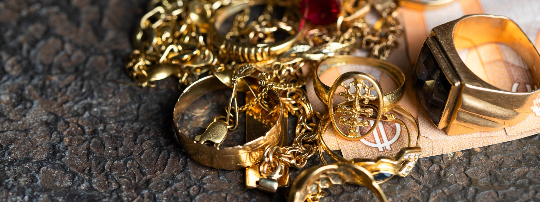 Sibo Müller: Goldschmuck liegt auf Geldschein
