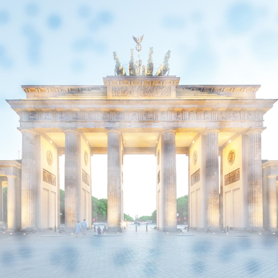 Brandenburger Tor, das wie im Nebel dargestellt ist. 