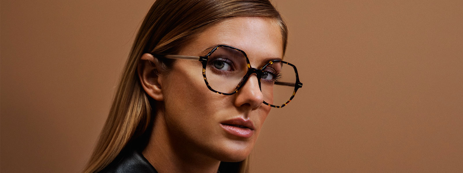 Boss – Frau mit Brille