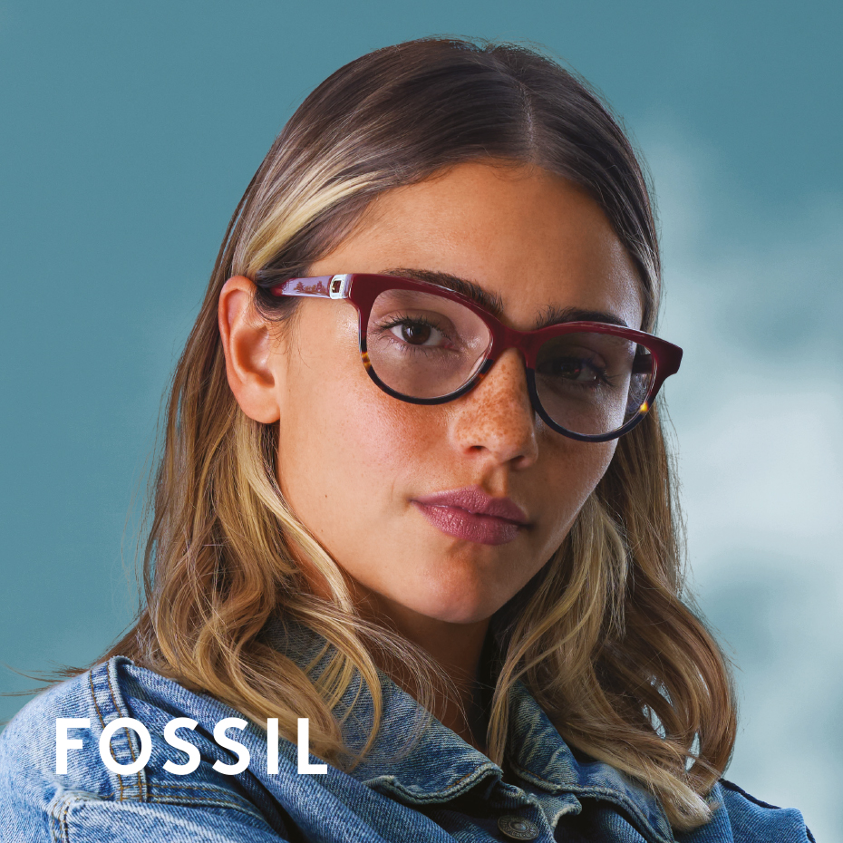 Fossil: Junge Frau mit Brille